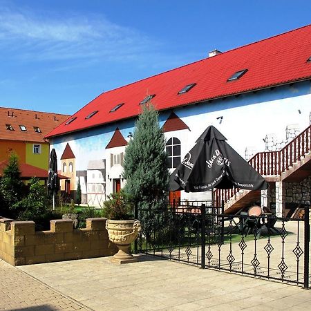 Hotel U Lisky Hostka  Экстерьер фото