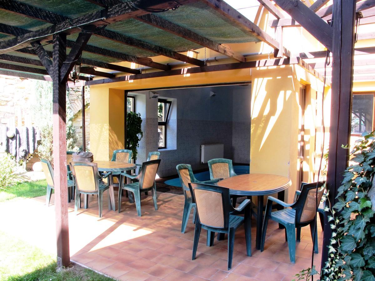 Hotel U Lisky Hostka  Экстерьер фото