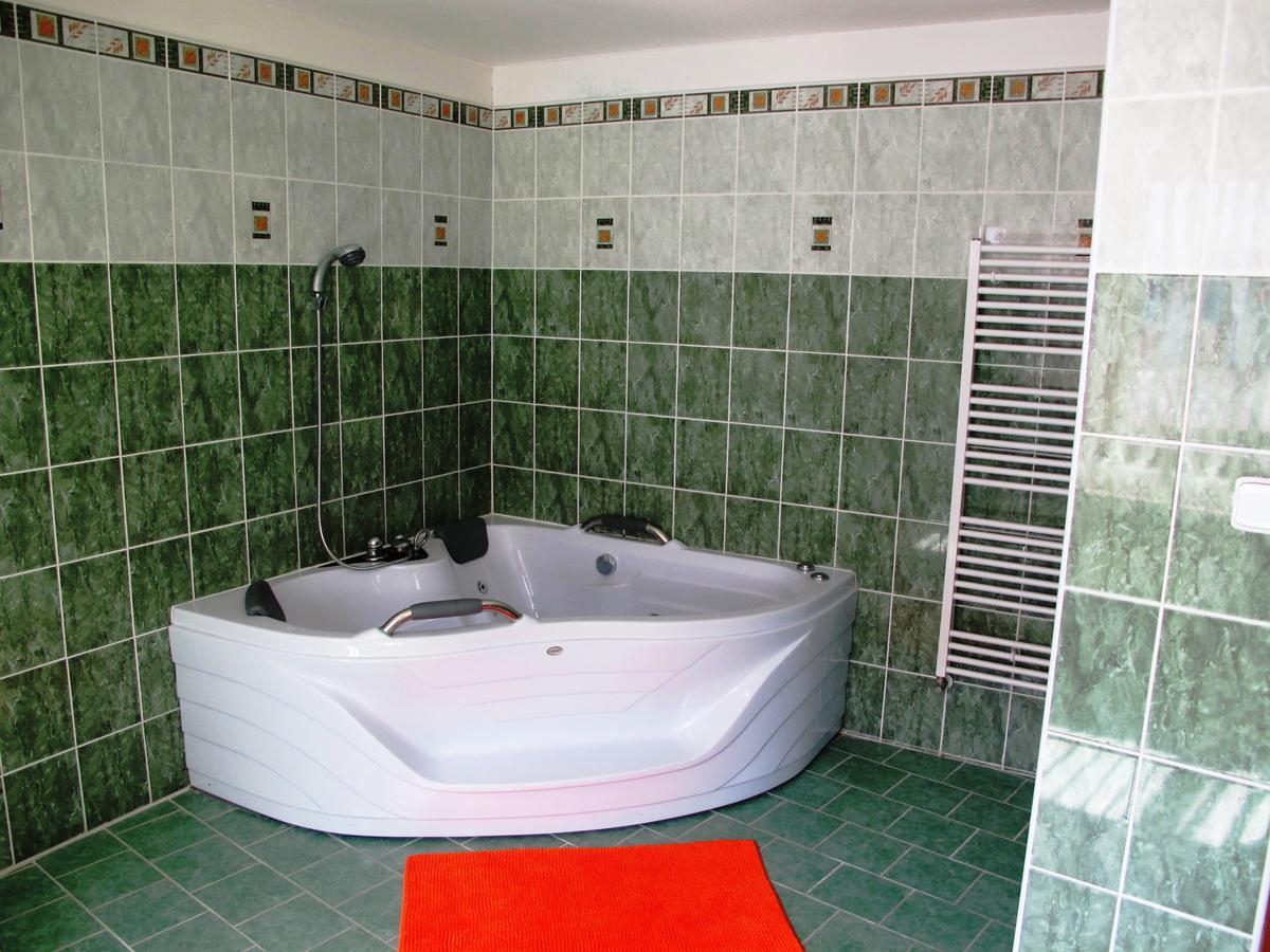 Hotel U Lisky Hostka  Экстерьер фото