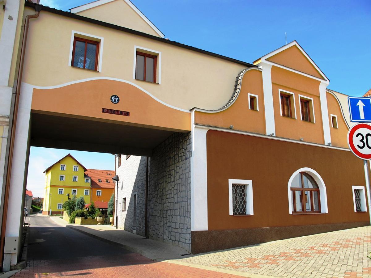 Hotel U Lisky Hostka  Экстерьер фото