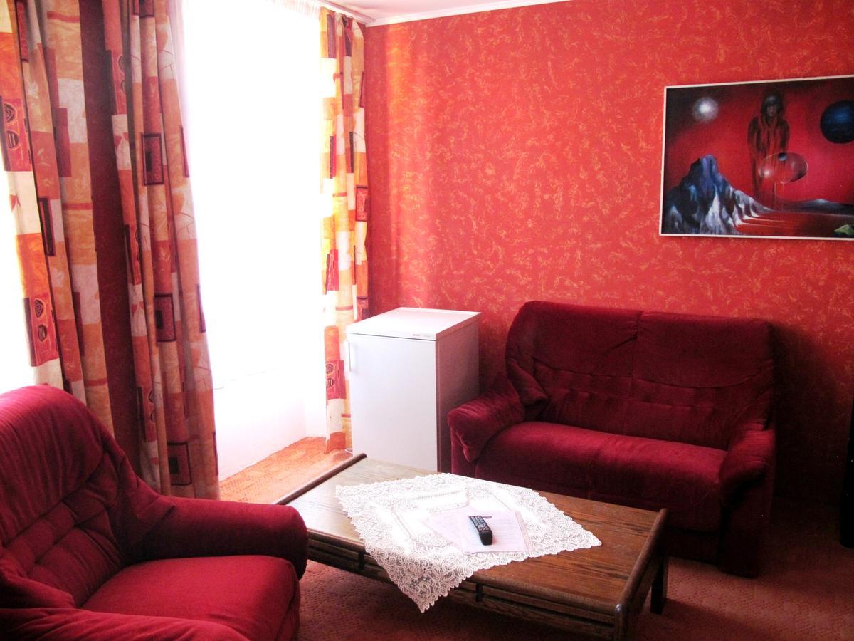 Hotel U Lisky Hostka  Экстерьер фото