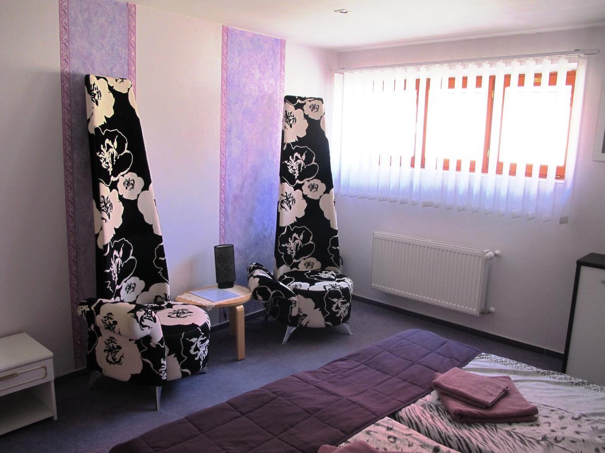 Hotel U Lisky Hostka  Экстерьер фото