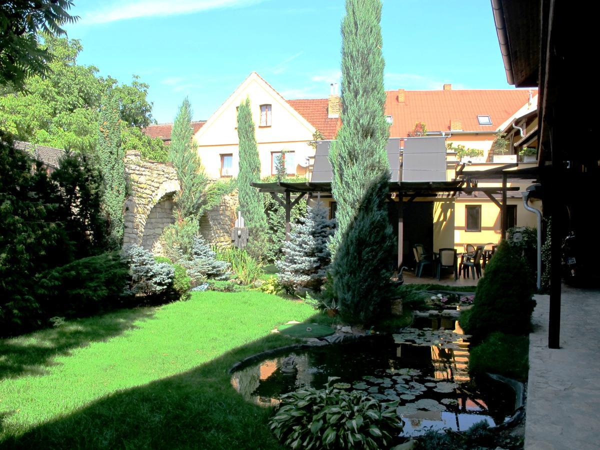 Hotel U Lisky Hostka  Экстерьер фото
