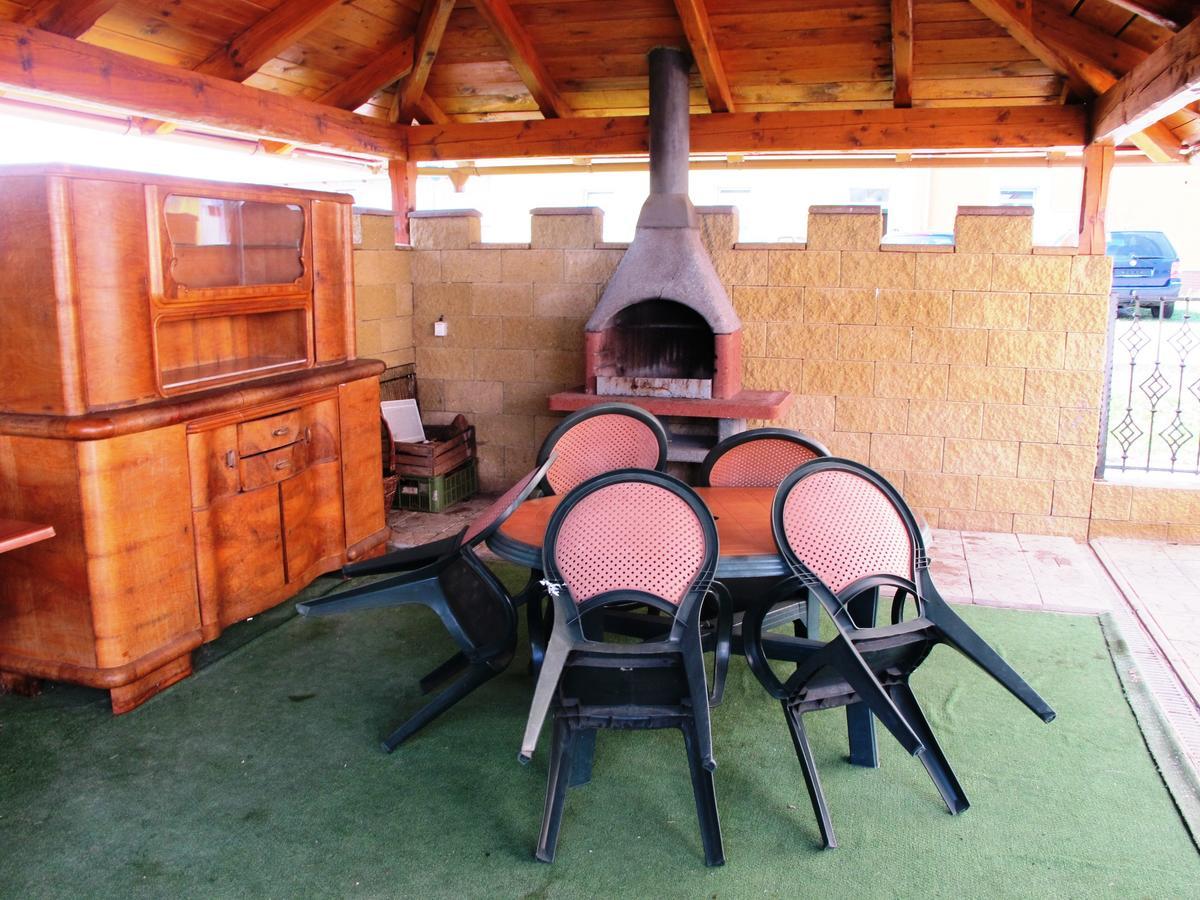 Hotel U Lisky Hostka  Экстерьер фото
