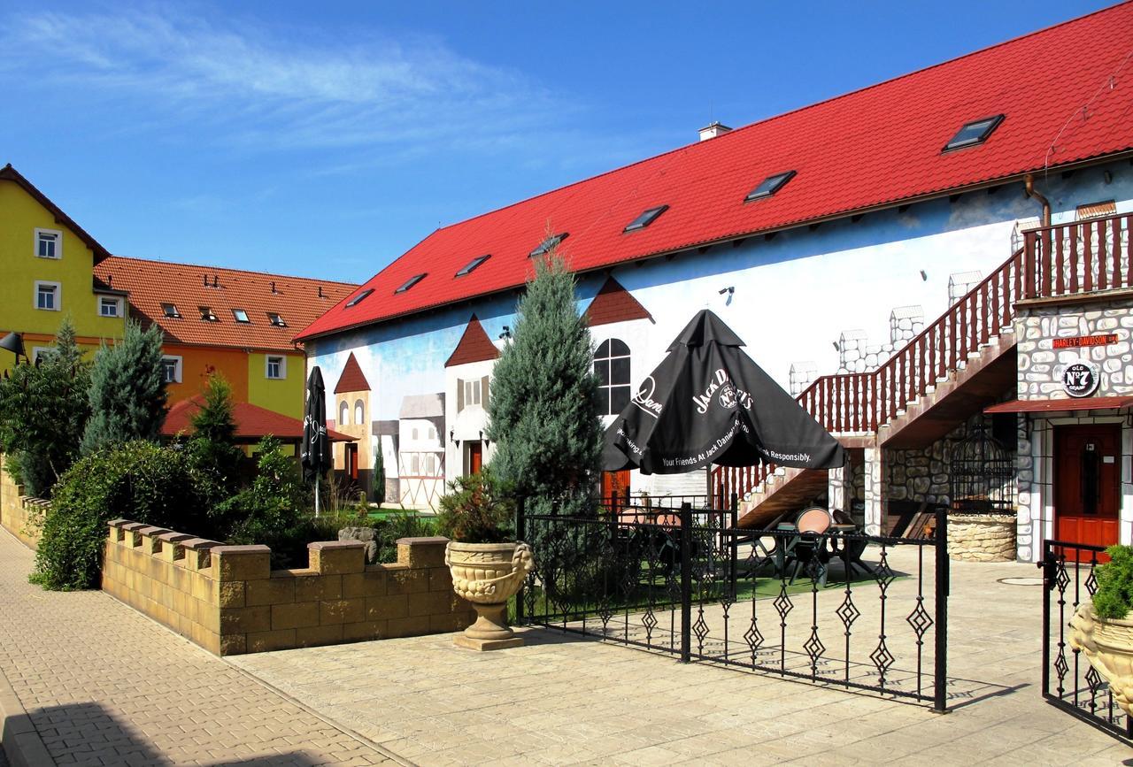 Hotel U Lisky Hostka  Экстерьер фото