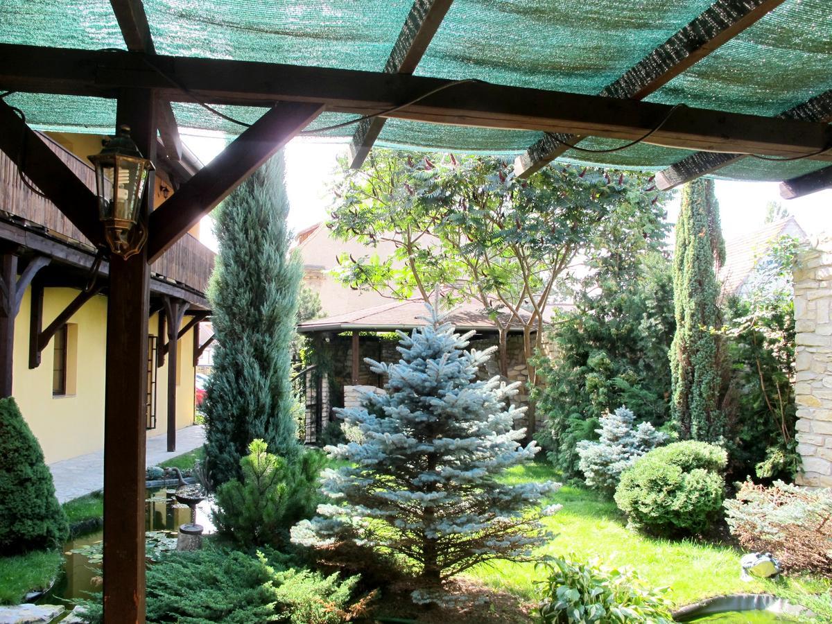 Hotel U Lisky Hostka  Экстерьер фото