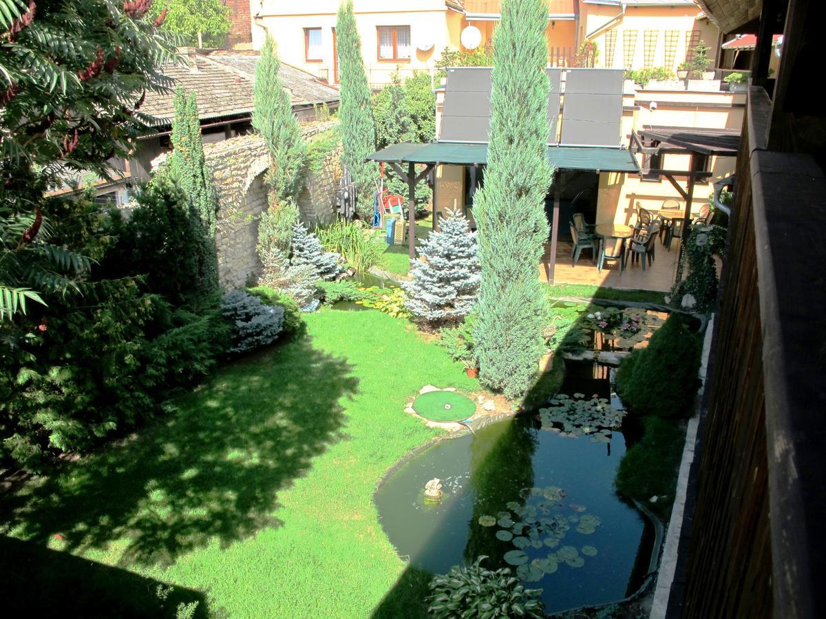Hotel U Lisky Hostka  Экстерьер фото